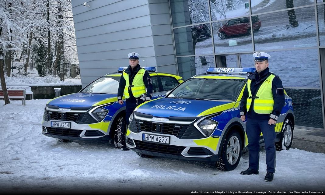 Funkcjonariusz policji odwiedza uczniów w Świdnicy